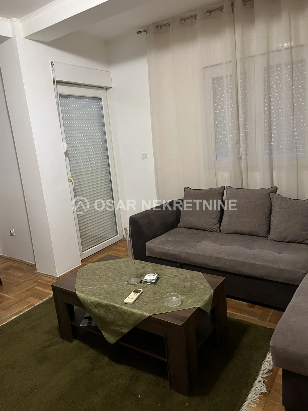 Podgorica, Blok 9'da Kiralık 2+1 Mobilyalı Daire