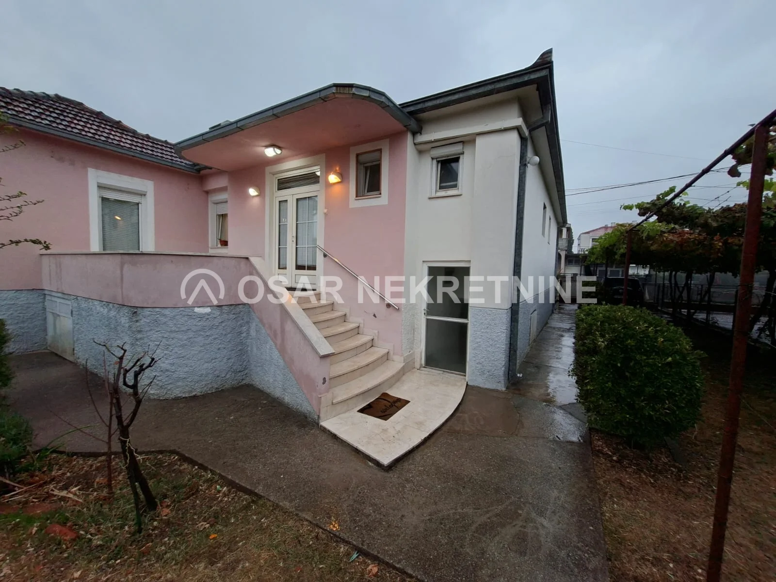 Podgorica, Konik'te Kiralık 90 m² Geniş ve Mobilyalı 2+1 Daire