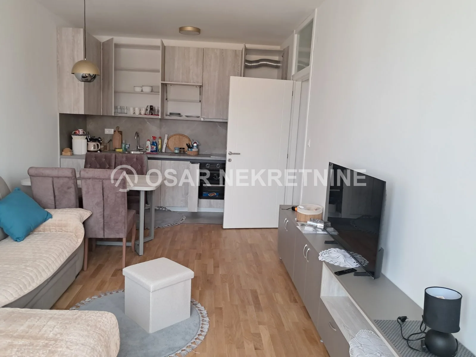 Zabjelo'da Kiralık 1+1 Daire, 42 m², Mobilyalı ve Otoparklı