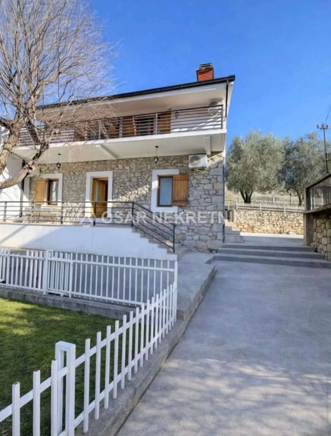 Zabjelo'da Havuzlu ve Bahçeli Kiralık 3+1 Müstakil Ev